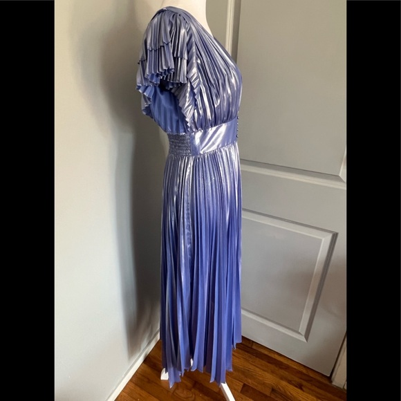 NWOT ALICE + OLIVIA Niesha Glossy Pleated Midi Dress - Picture 4 of 8